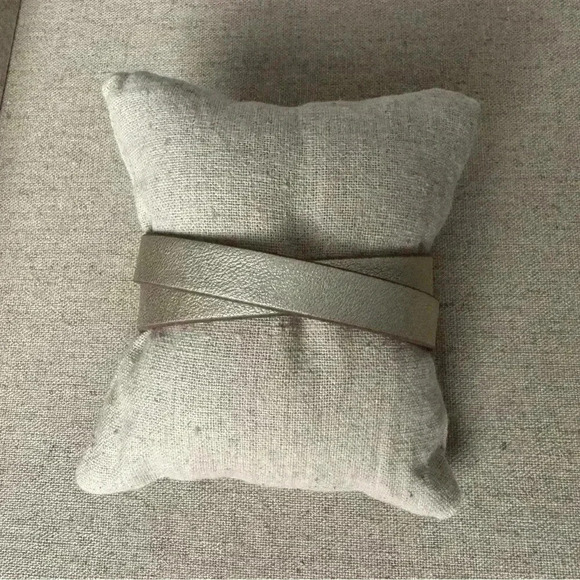 Stella & Dot Signature Engravable Leather Wrap Bracelet - Picture 3 of 7